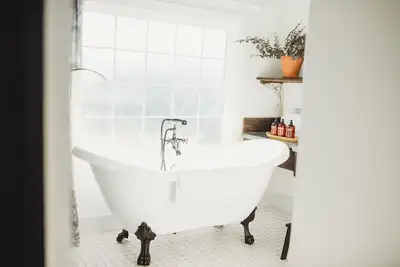 Image de Charming 4-bedroom farmhouse with WiFi, Ac in lovely Lincoln