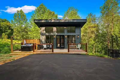 Image de Cozy cabin in peaceful, serene, wooded setting 20 minutes from area attractions.
