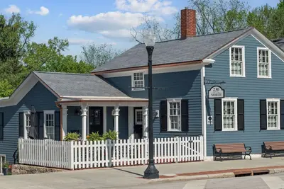 Image de Lucy's House c. 1837/Heart of Downtown Hudson - Private Art Gallery Excluded