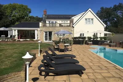 Image de Beautiful five bedroomed family home in Guernsey with heated pool