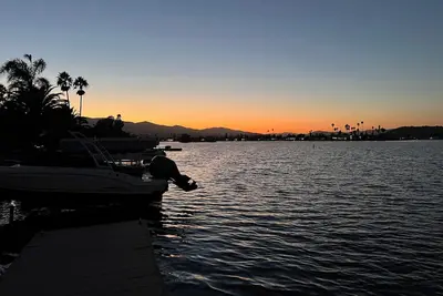 Image de Spacious 4-bedroom, 3- bath waterfront glass house!