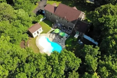 Image de Spacious 4-bedroom house with huge pool, deck, near beaches and Cape Cod Canal