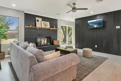 Image de Minimalist Manor | Large yard | 15 min to Magnolia