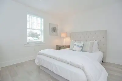 Image de New Luxury Boutique Plymouth Condo