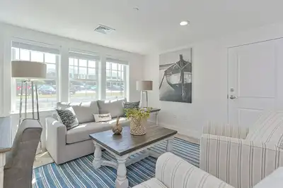 Image de New Luxury Downtown Plymouth Condo