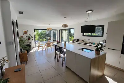Image de Villa 2 personnes avec piscine au pied du Pic Saint-Loup dans un espace arboré