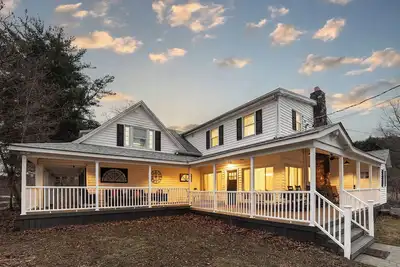 Spring Creek Farmhouse Luxury Family Retreat on 25 acre with direct river access