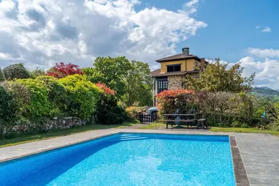 Image de Maison de vacances 'Rodiles De Matisón' avec vue sur la montagne, piscine privée et Wi-Fi