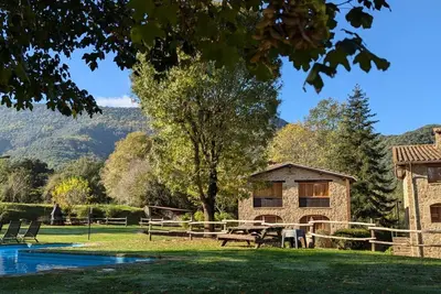 Image de Maison de campagne 'Mas El Carrer - Baixos' avec vue montagne, piscine partagée et Wi-Fi