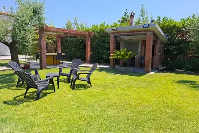Image de Villa 'Degli Ulivi-Al Mare Di Fondi' avec terrasse privée, Wi-Fi et climatisation