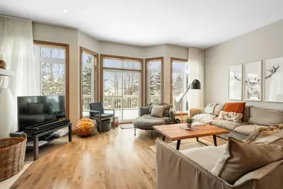 Image de Spacious 3-Story Golfside Townhouse with Pool Access – Aiglon 1614