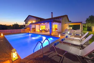 Image de Villa 'Olive Private' avec vue montagne, Wi-Fi et climatisation