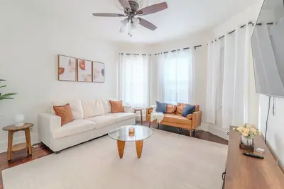 Image de Spacious 3bdr near Harvard/5-Min Walk to Train - Davis Sq / Free Parking!