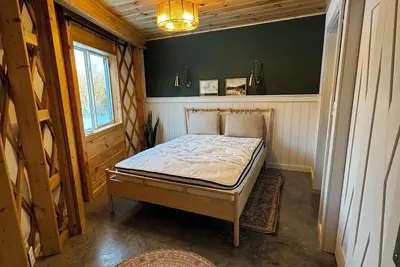 Image de Glamp in style in a 2-bedroom yurt in wonderful Baker with WiFi and Ac