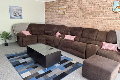 Image de Comfortable Stylish Townhouse close to cafes, beach, forest & river