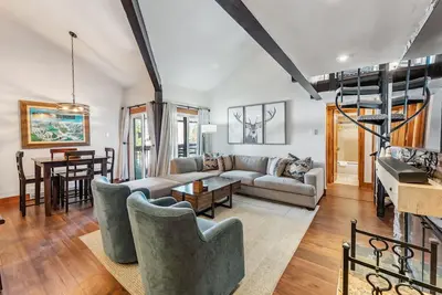 Image de Steps to Ski Shuttle! Cozy 2br with Fireplace, Pool & Hot Tub