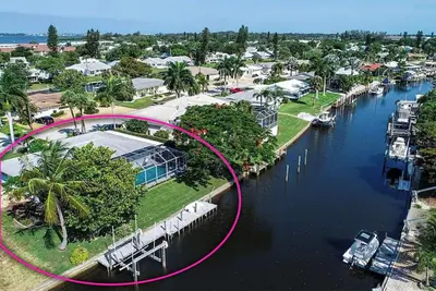 Image de Canalfront Retreat! 2br + Bunk Nook, Pool & Boat Dock – Easy Water Access!