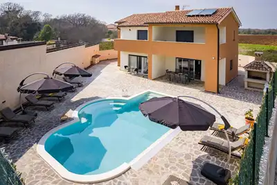 Image de Villa Nur for 10 people near Pula with 45 m2 private pool & jacuzzi only 2 km from beach