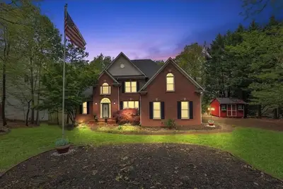 Spacious and comfy 4 Bed/3 Full Bath Canton Home!