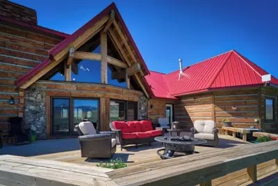 Image de Red Roof Ranch, is located on 15 acres with stunning mountain and lake views!