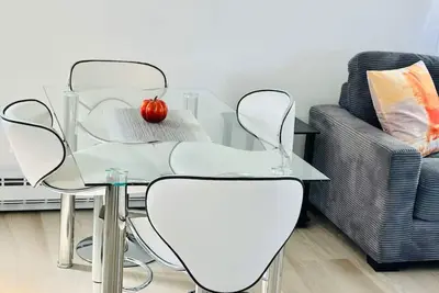 Image de Cozy 2-bedroom apartment, conveniently located next to major stores & boston road