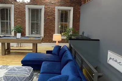 Image de Swanky 1-bedroom loft apartment, located directly on Market street