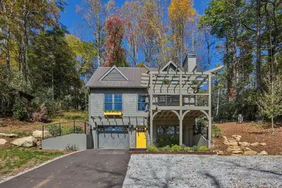 Image de New Construction in coveted Mirror Lake area just minutes from Main Street!