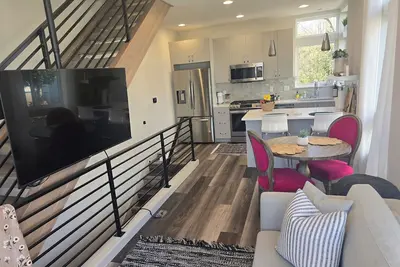 Image de Family Friendly 2-bedroom townhome with Parking, King Bed and Rooftop Patio.