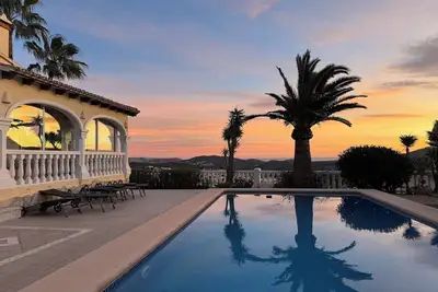 Image de Casa Creativa : votre maison de vacances de rêve ensoleillée avec vue sur la mer