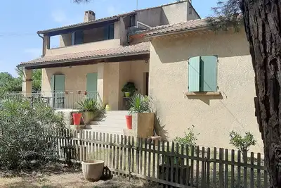 Appartement avec grand jardin et parking, Uzès