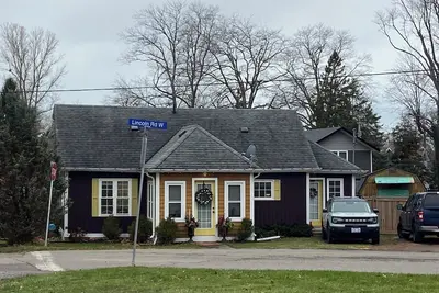 Image de Quiet cozy cottage steps from the beach, restaurants and shops with large yard