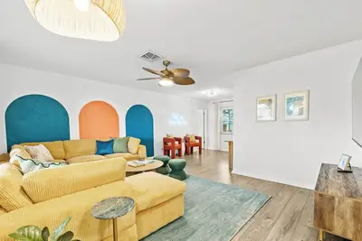 Image de Golden Palms - Family fun retreat close to beach - large heated pool, game room