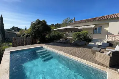 Image de En bordure de forêt, au calme avec une piscine et une vue splendide!