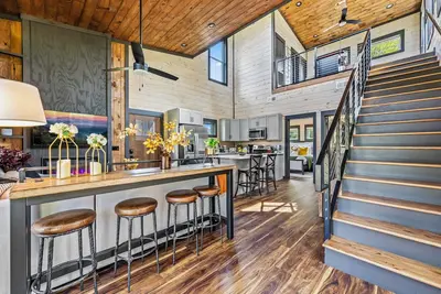 Image de Quaint Cute Cabin|Home theater|Fire Pit|Hot Tub