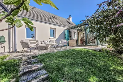 Image de Maison 90 m², 1 km de la mer, jardin, véranda. Calme, confort au ♥️ du Cotentin.
