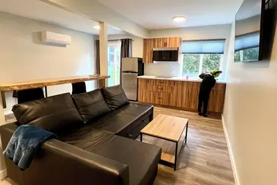 Image de Wc Oceanside 1 Bedroom 1 Bathroom Apartment with Patio Doors to Courtyard