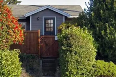 Image de Charming private 2-bedroom house close to restaurants and shopping \n