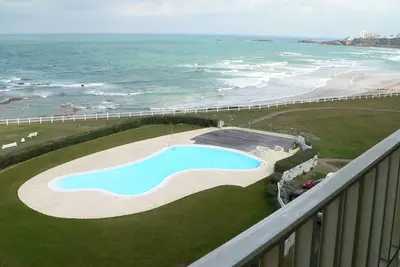 Image de Superbe appartement en bord d'océan avec piscine et tennis