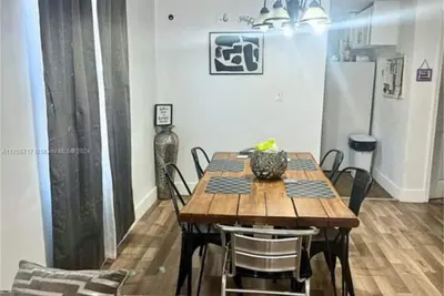 Image de This charming, fully remodeled 3-bedroom, \n1-bathroom single-family home