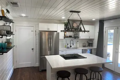 Image de 5-bedroom Farmhouse located in McKinney Tx at The RoseMary Wedding Venue