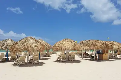 Up to 10 people beach & pool vacation paradise. Wi-Fi, maid, airport pick-up.