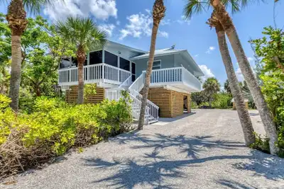 Image de Beautiful 4-bedroom beach home with dock on private island.