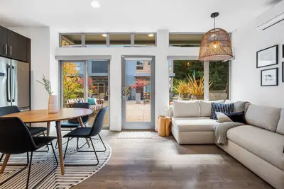 Image de Escape to this townhome, near Alki Beach