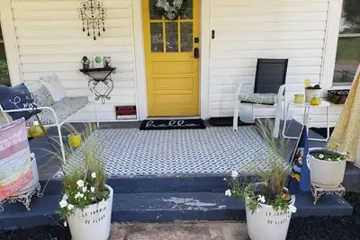 Image de Charming 2-bedroom vintage cottage with WiFi, a/c, and other popular amenities.