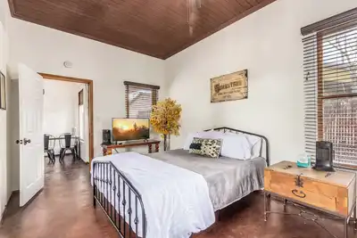 Image de 1 min walk to O. K. Corral & Allen St. Perfect for families & dog friendly.