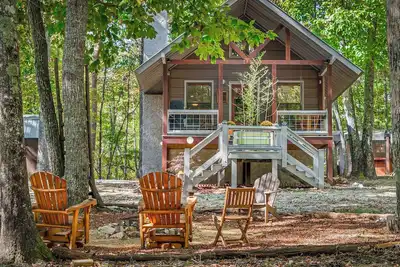 Image de Cozy 2br 1. 5 bath Hot Tub Fast Wifi Fire Pits King Bd 2 Twins in Loft