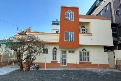 Image de Spacious 4 Bedroom House with parking in heart of city