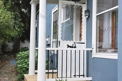 Image de Charming, high ceiling, spacious home in great neighborhood & large yard