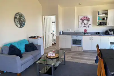 Image de Cozy 2 bedroom bungalow w/ seperate sleepout. 200m from the railtrail.
