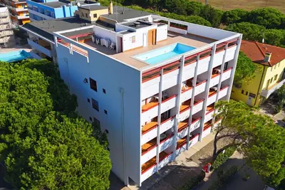 Image de Appartement dans un immeuble avec piscine sur le toit